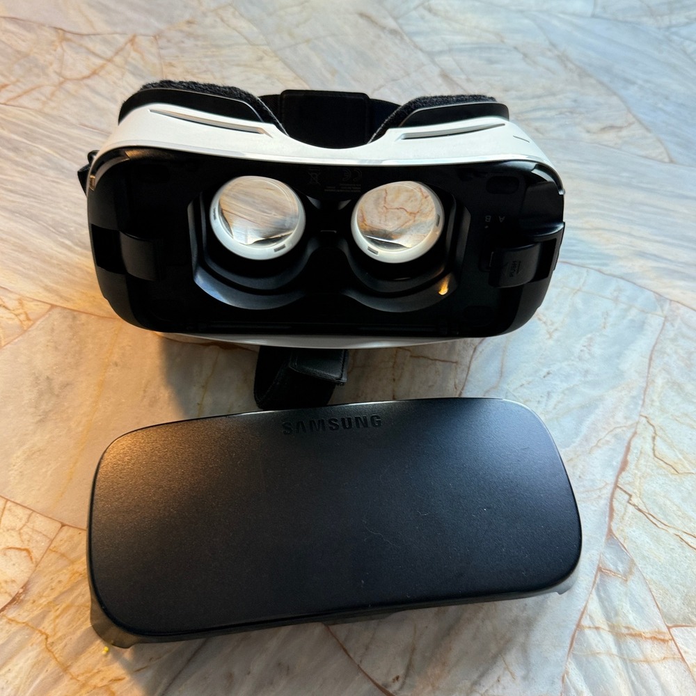 Samsung Gear VR SM R322 Powered by Oculus Virtual Reality Headset White